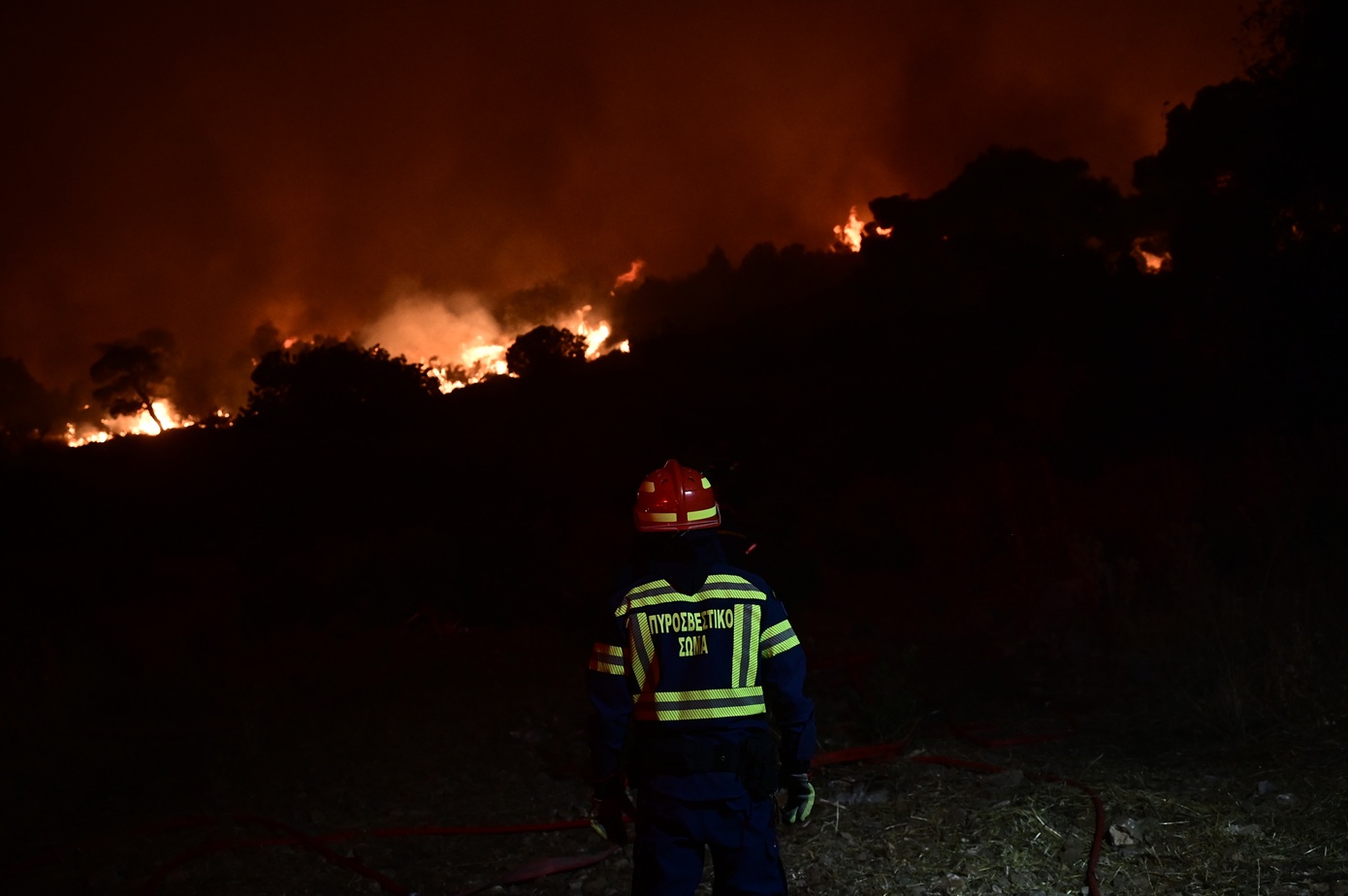 Δεν υπάρχουν ενεργά μέτωπα σε Ασπρόπυργο και Κάρυστο – Έσβησε η φωτιά στο Κυπαρίσσι