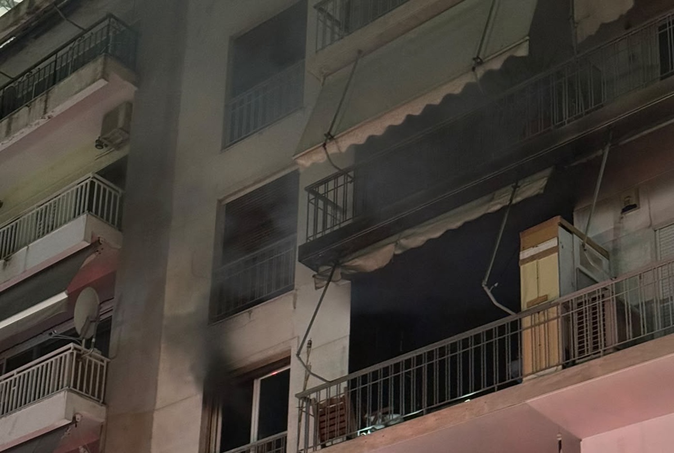 Φωτιά σε διαμέρισμα στο Πασαλιμάνι – Διακόπηκε η κυκλοφορία στην Ακτή Μουτσοπούλου
