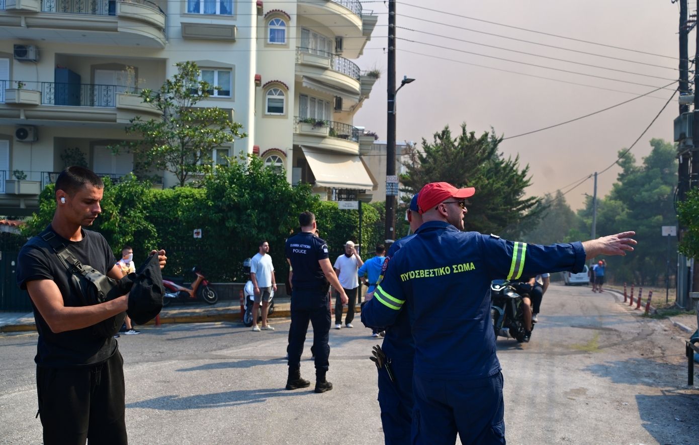 Φωτιά τώρα στην Περιφερειακή Αιγάλεω: Λίγα μέτρα από τα πρώτα σπίτια του Χαϊδαρίου το μέτωπο &#8211; Σχέδιο για εκκένωση του ΨΝΑ στο Δαφνί