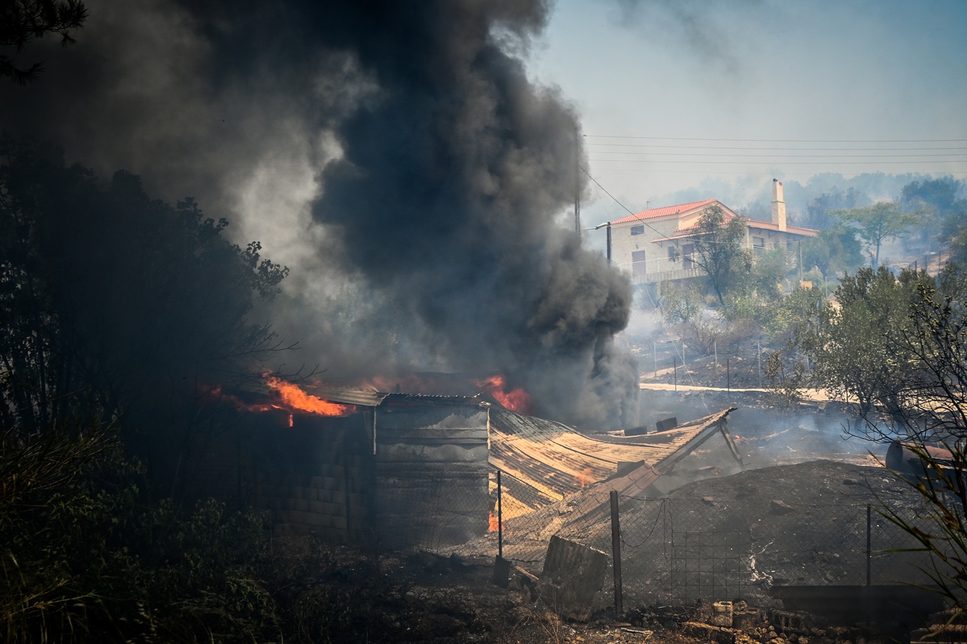 Συνεχίζεται η μάχη με τις φλόγες στις Νεραντζιές Αιγιάλειας – Αυξημένη ετοιμότητα στο Φίχτι Αργολίδας για πιθανές αναζωπυρώσεις
