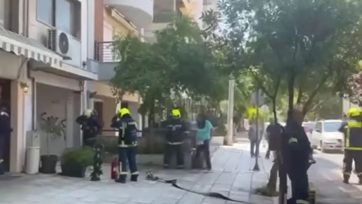 Θεσσαλονίκη: Δραματικός απεγκλωβισμός γυναίκας από φλεγόμενο διαμέρισμα στην Καλαμαριά