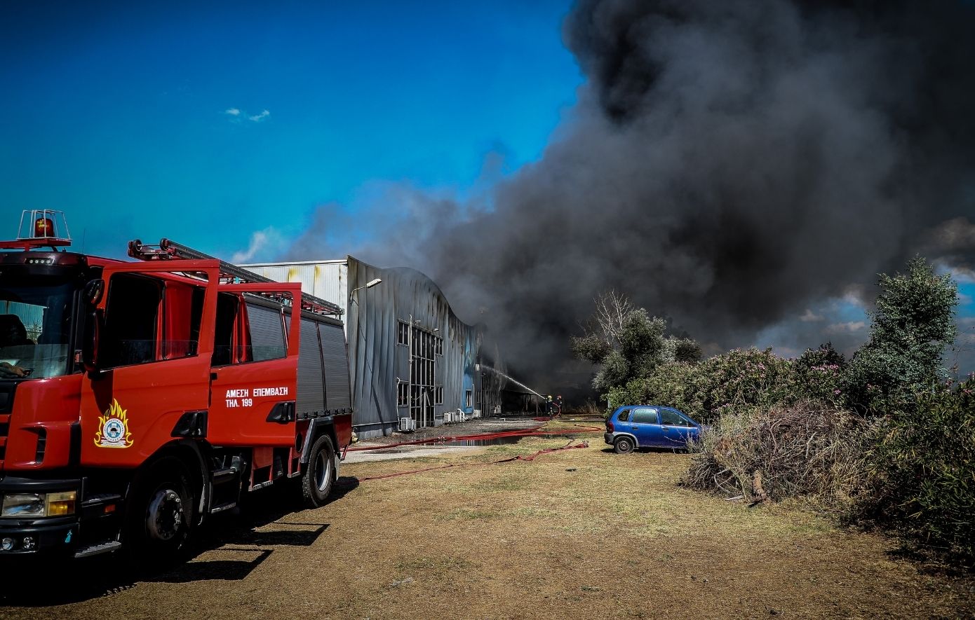 Σε ύφεση η φωτιά στο Καλοχώρι – Παραμένουν ισχυρές πυροσβεστικές δυνάμεις