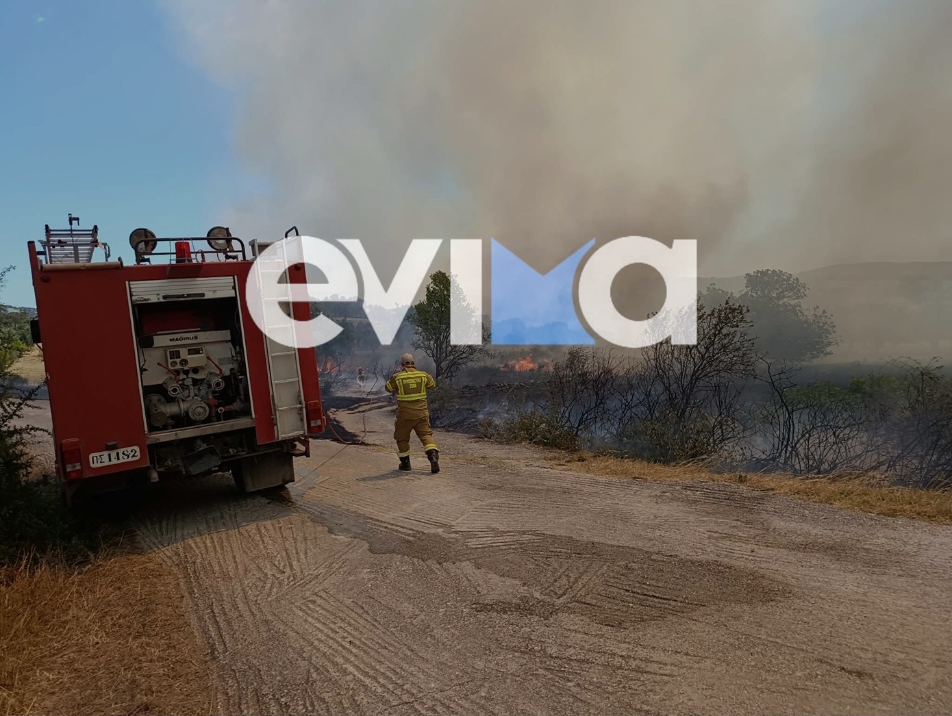 Φωτιά στην Εύβοια, καίει κοντά σε διάσπαρτα σπίτια &#8211; Μήνυμα από το 112