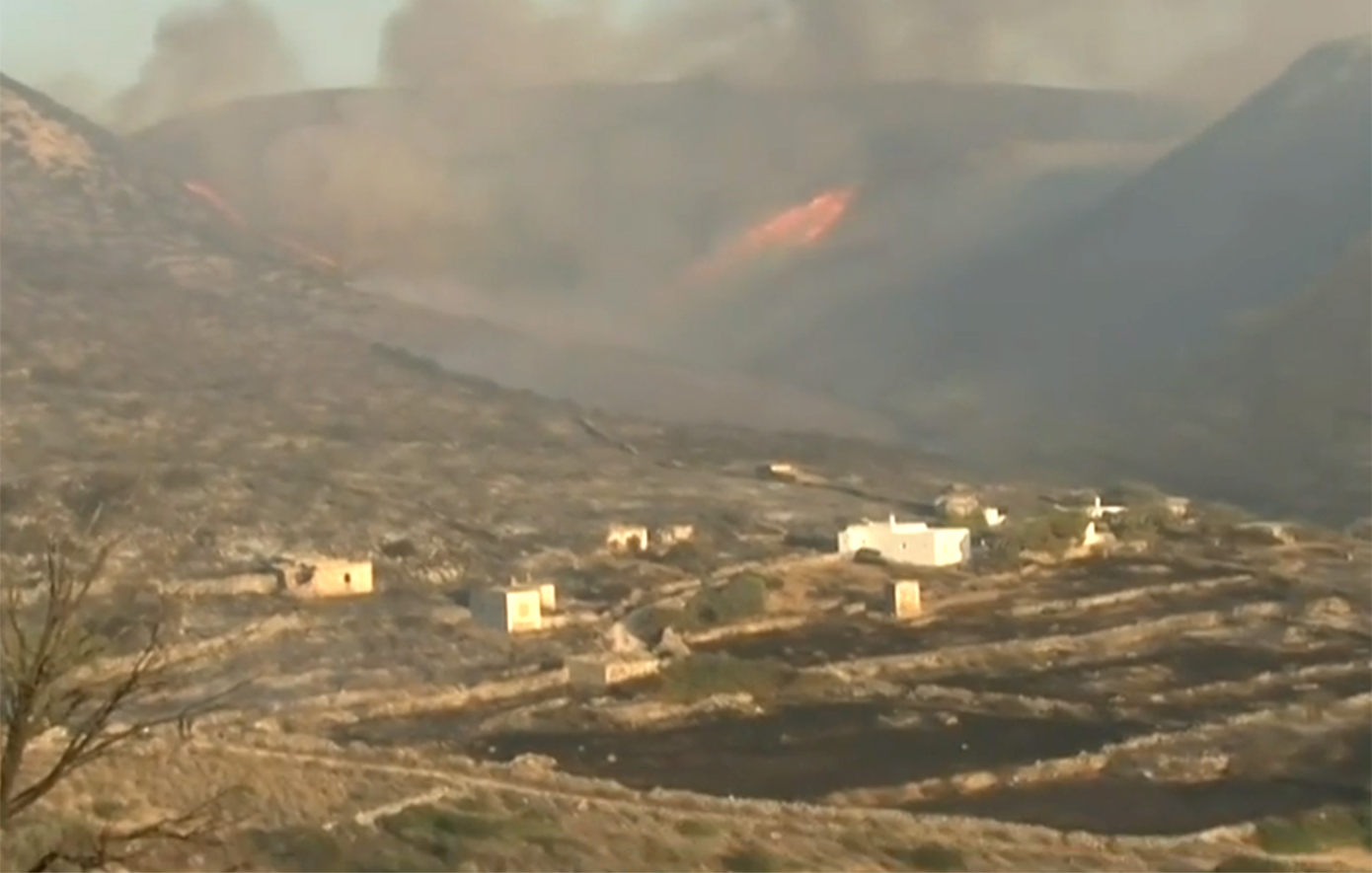 Ολονύχτια μάχη με τις φλόγες στην Πάρο: Εκκενώθηκαν εννέα οικισμοί, νέα μηνύματα του 112 &#8211; Ενισχύονται οι πυροσβεστικές δυνάμεις