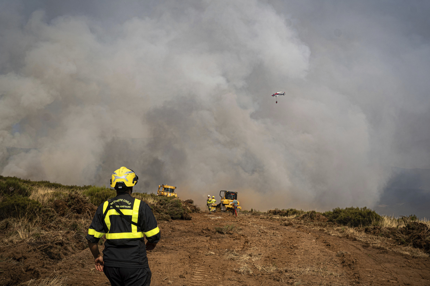 Σε συναγερμό η Ισπανία &#8211; Η φωτιά που μαίνεται 100 χιλιόμετρα βόρεια της Μαδρίτης έχει μετατρέψει σε στάχτη 120.000 στρέμματα