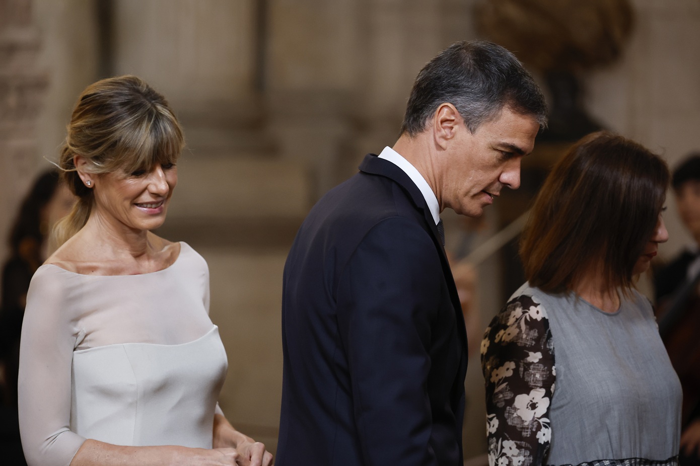 Η σύζυγος του Σάντσεθ στο μάτι του κυκλώνα: Δικάζεται για διαφθορά, αλλά ταξιδεύει στο εξωτερικό