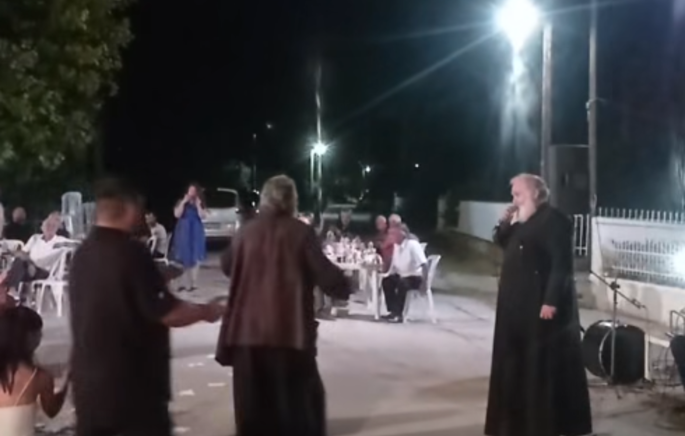 Ιερείς έκλεψαν την παράσταση σε πανηγύρι στις Σέρρες &#8211; «Της Γερακίνας γιος» τραγούδησε ο ένας, ζεϊμπέκικο χόρεψε ο άλλος