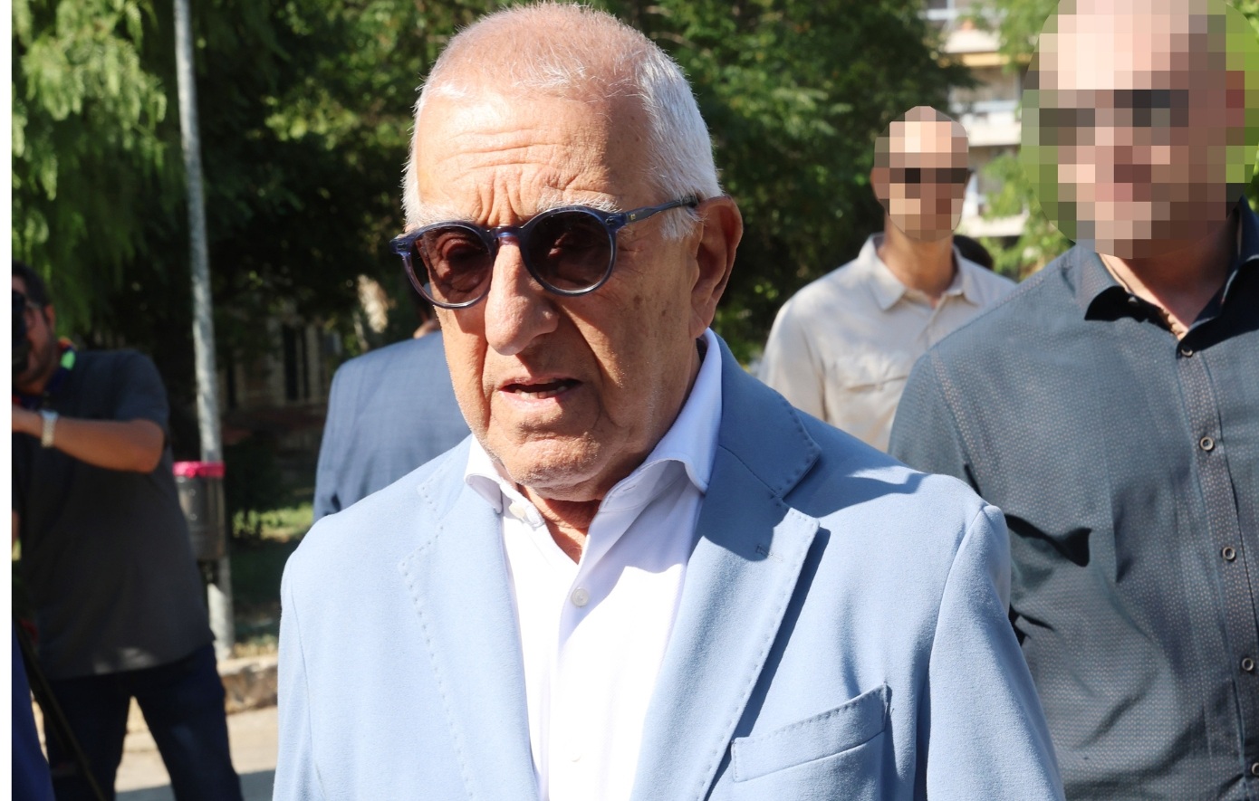 «Κρίμα» &#8211; Οι αιχμές του Νικήτα Κακλαμάνη στην κηδεία της Μαίρης Λίντα για τις τραγουδίστριες της νέας γενιάς
