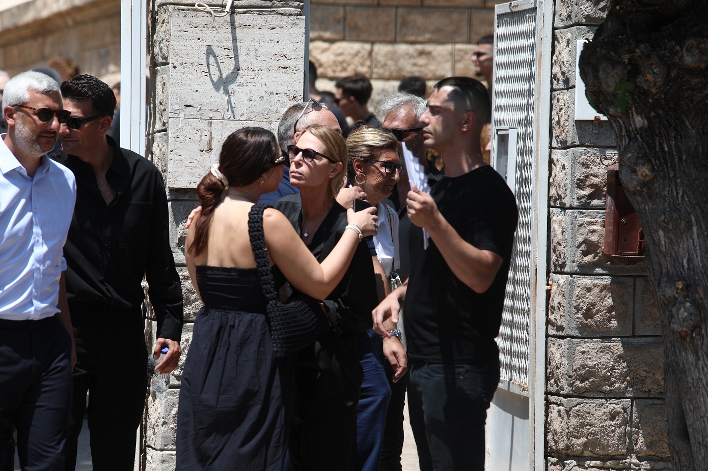O σπαρακτικός επικήδειος του γιου του Λορέντζο Καριέρε: «Μπαμπά μου, είχες υποσχεθεί ότι θα κακομάθεις τα εγγόνια σου»