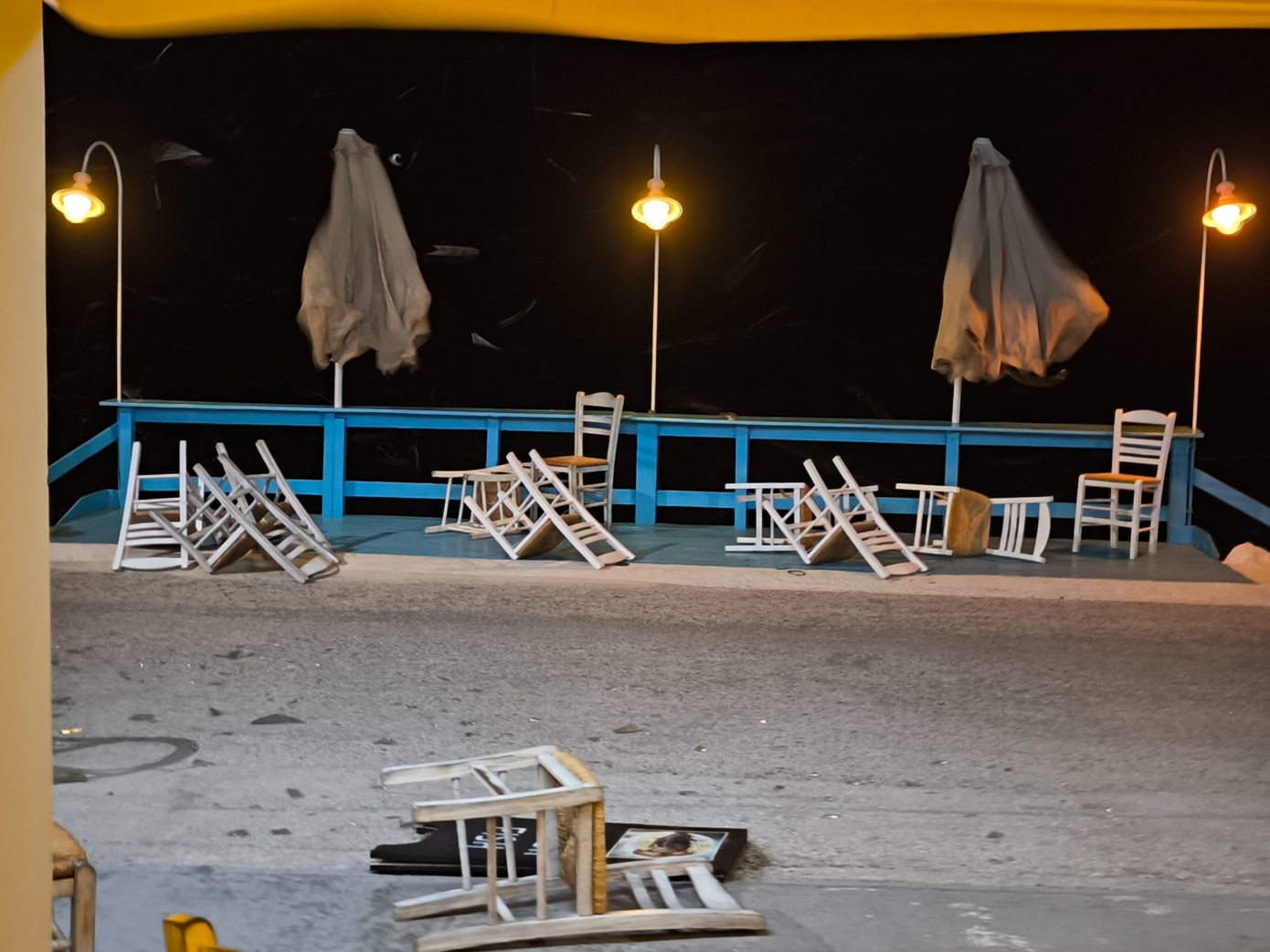 Σφοδρή κακοκαιρία στην Κέρκυρα – Έπεσαν δέντρα, έκλεισαν δρόμοι, προβλήματα και στην ηλεκτροδότηση