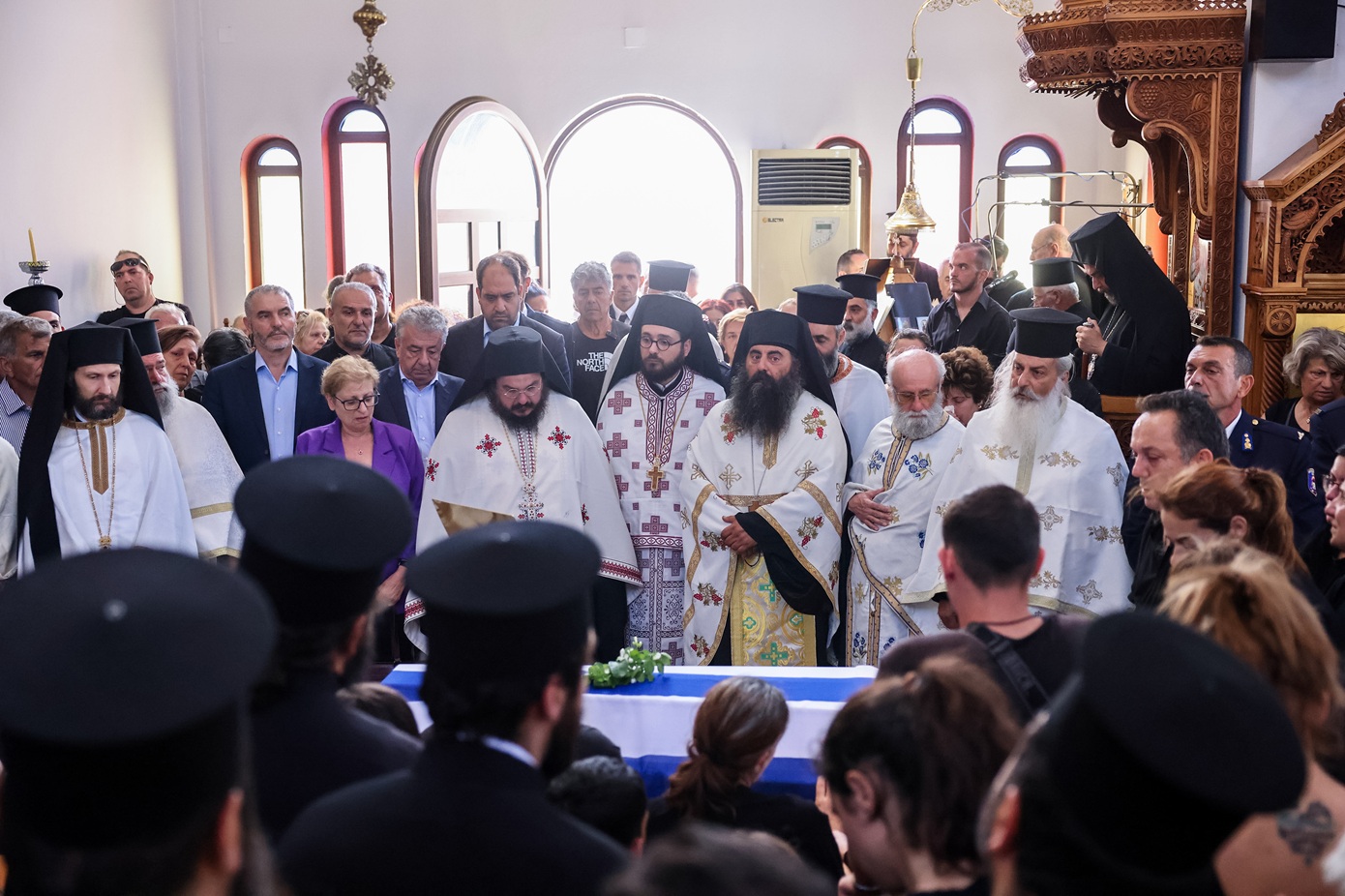 Το τελευταίο «αντίο» στον 25χρονο πυροσβέστη &#8211; Συγκλονίζουν τα λόγια του Αρχιεπισκόπου Κρήτης