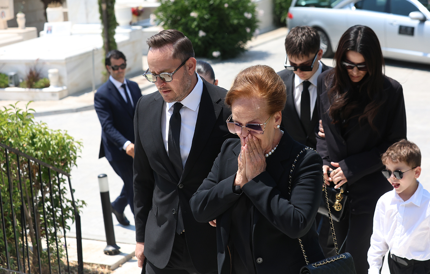 Θλίψη στο τελευταίο αντίο στον Βασίλη Λεβέντη &#8211; Μάριος Γεωργιάδης: «Ήταν παραπάνω από πατέρας βιολογικός για εμένα»