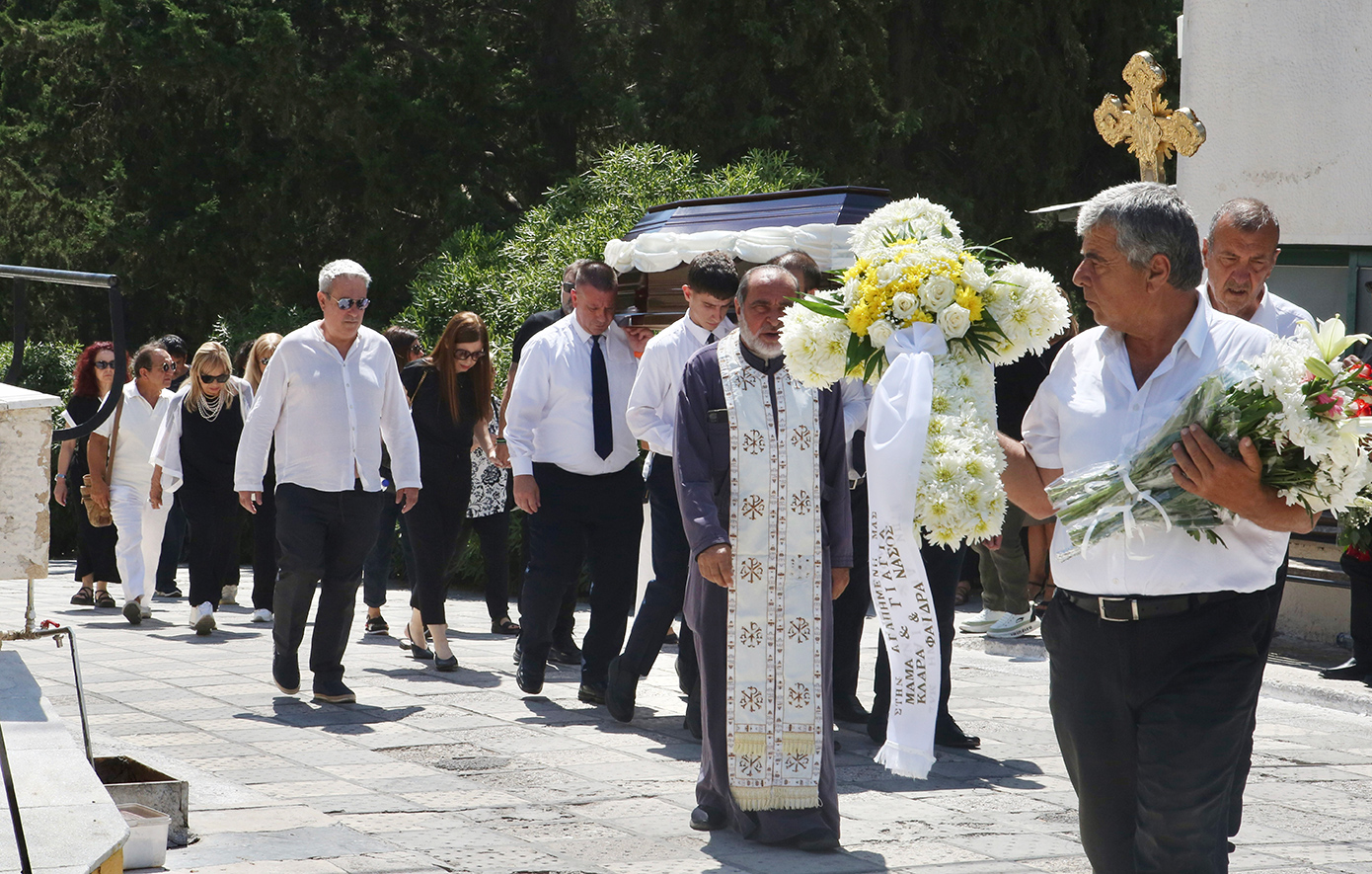 Το τελευταίο «αντίο» είπαν οικογένεια, φίλοι και συνεργάτες στην ηθοποιό, Τζένη Ζαχαροπούλου
