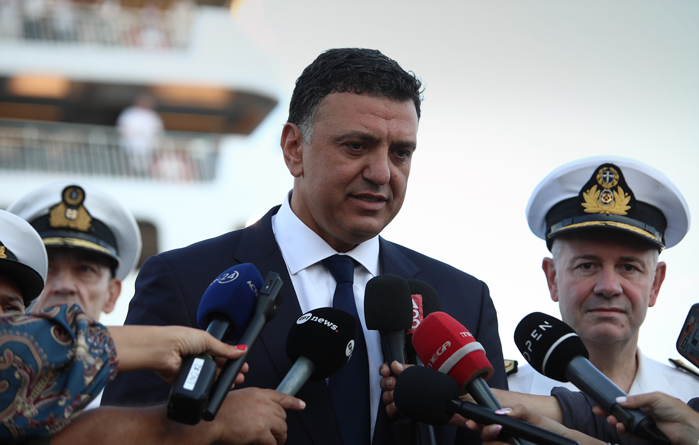Στο λιμάνι του Πειραιά ο Βασίλης Κικίλιας &#8211; «Η ασφάλεια είναι πάνω απ’ όλα, ακούμε τους λιμενικούς μας»