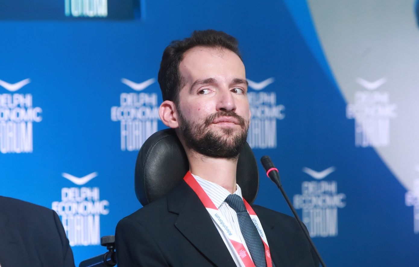 Στέλιος Κυμπουρόπουλος: Πτώση από το αμαξίδιο – Κάταγμα στο γόνατο και μώλωπες στο κεφάλι