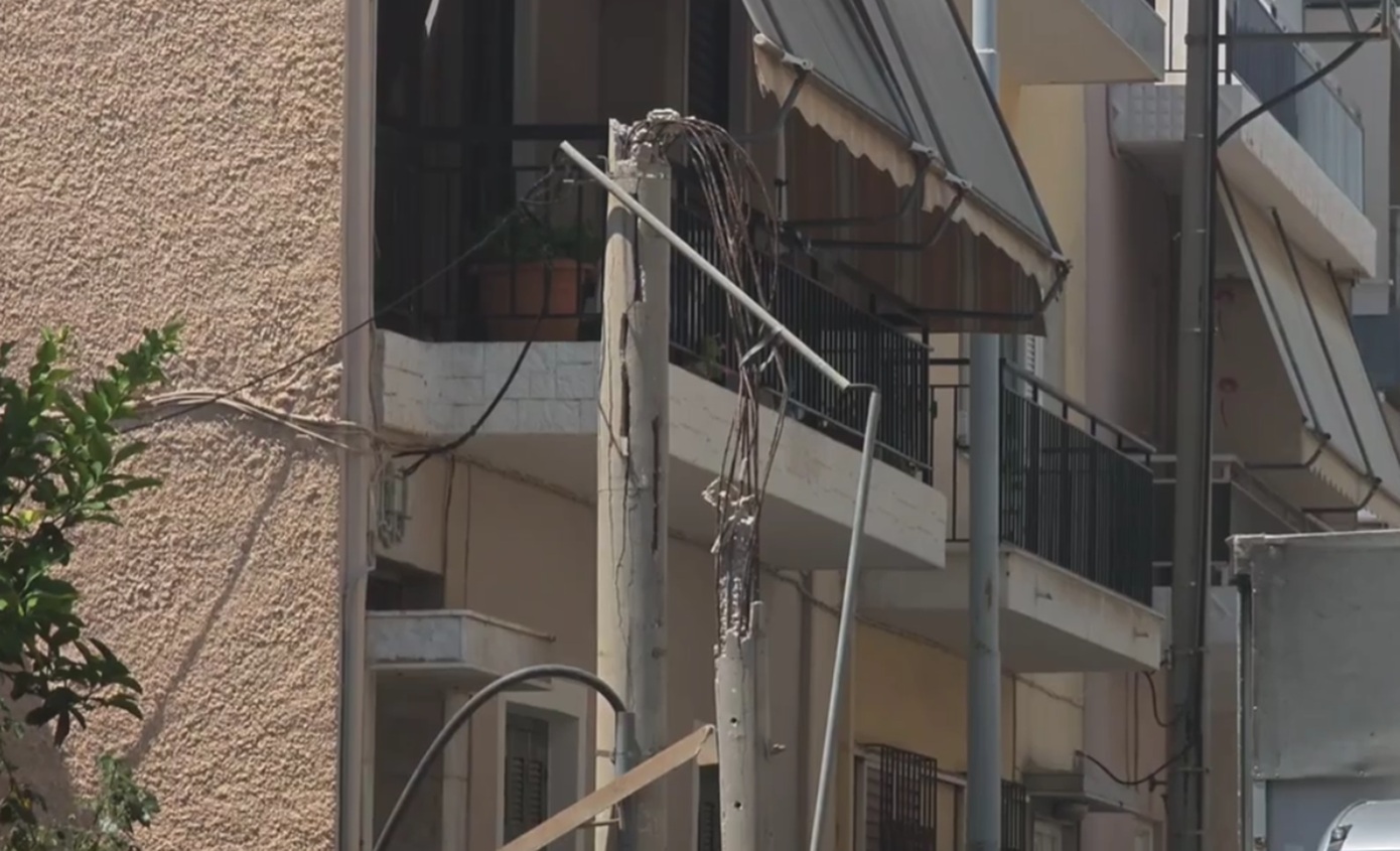 Φορτηγό που έκανε μετακόμιση έπεσε σε κολόνα και την «έκοψε» στη μέση &#8211; Κλειστή η οδός Δεσποτάτου Μυστρά στο Ίλιον