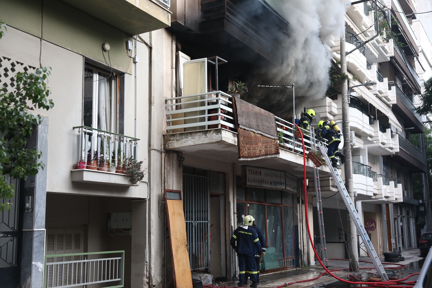 Καλύτερη η εικόνα της φωτιάς στο διαμέρισμα στον Πειραιά &#8211; Κάηκε ολοσχερώς το σπίτι