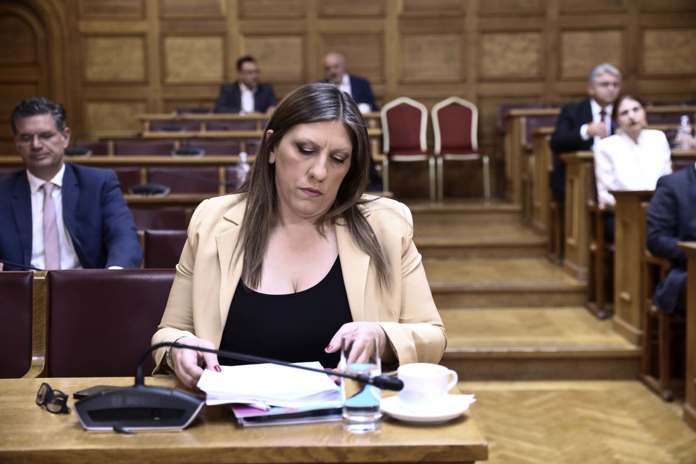 Έκρηξη της Ζωής Κωνσταντοπούλου στη Βουλή όταν ο Θεόφιλος Ξανθόπουλος επιχείρησε να κεράσει γλυκά για τη γιορτή του