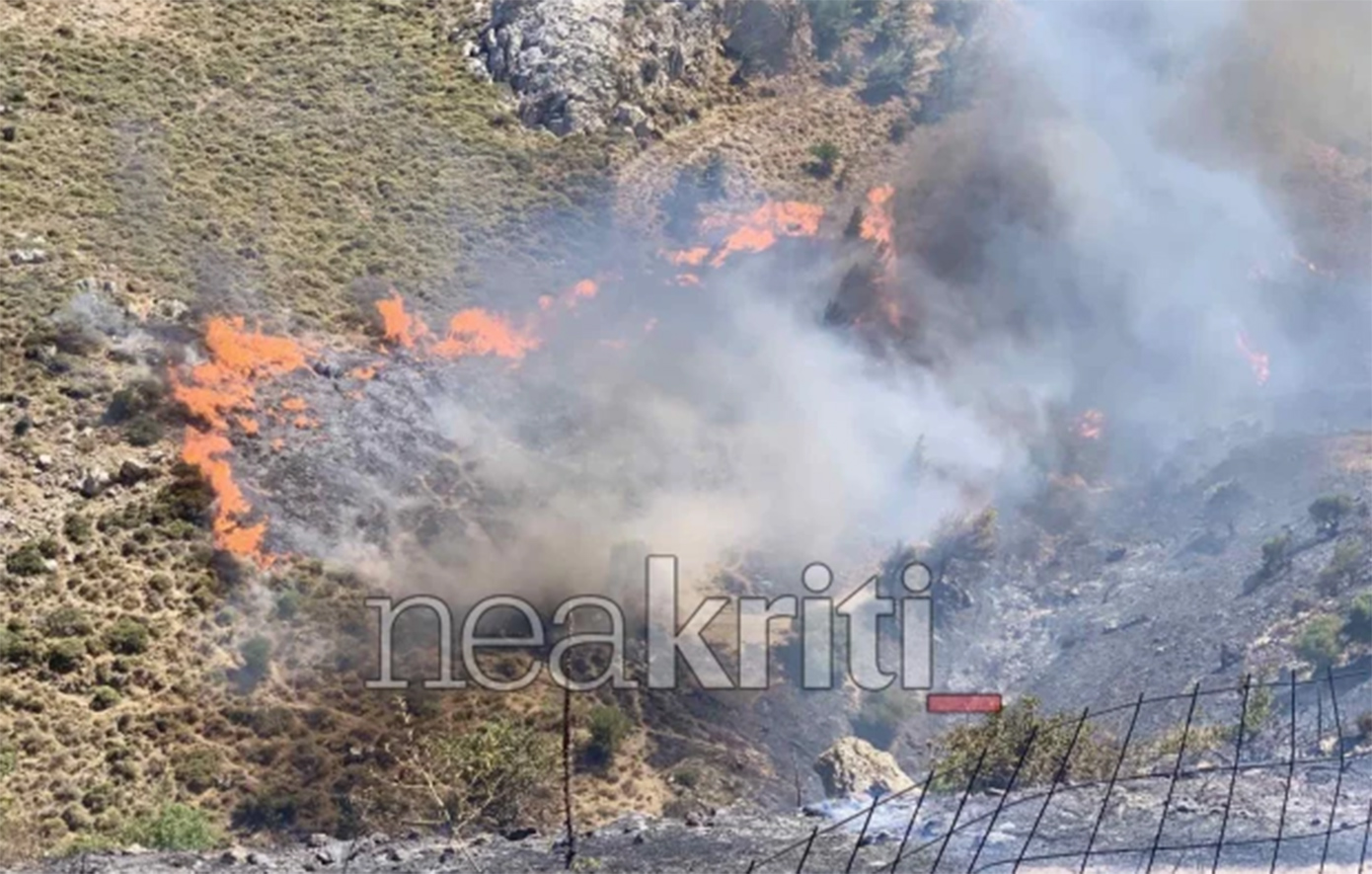 Σκληρή μάχη με τις φλόγες στο Μελιδοχώρι Ηρακλείου Κρήτης: Οι άνεμοι φυσούν με μανία και το 112 εκκενώνει οικισμούς