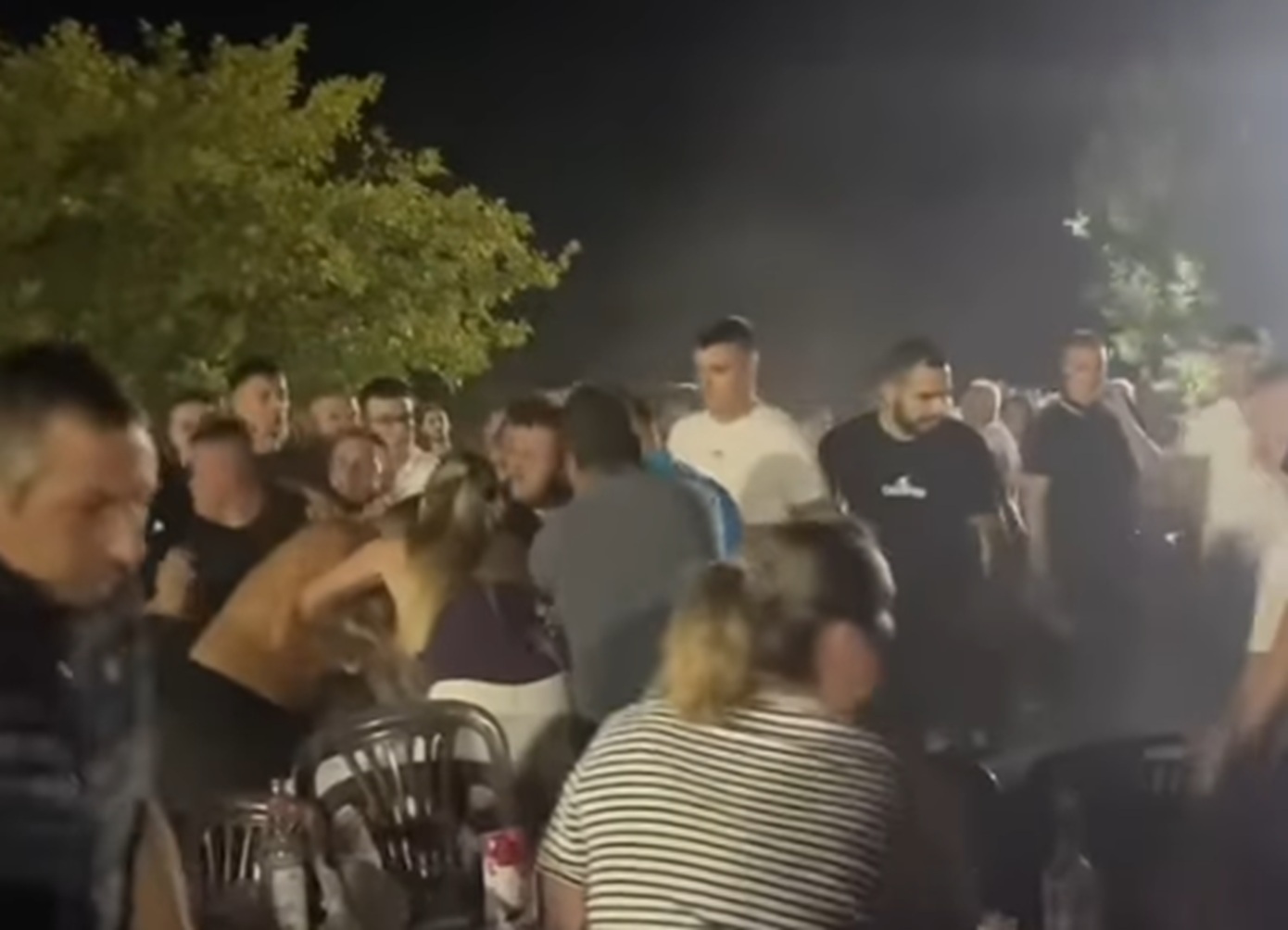 Σουρεαλιστικό σκηνικό σε πανηγύρι της Γωγώς Τσαμπά &#8211; Άγριο ξύλο ενώ εκείνη τραγουδά: «Πω πω πω, θα τρελαθώ»