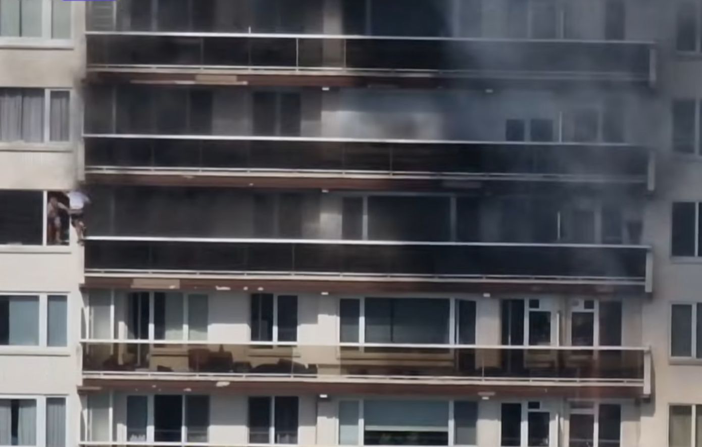 Τουλάχιστον 6 νεκροί από το φλεγόμενο κτίριο στην Αμβέρσα: Έντρομοι ένοικοι πηδούν σε διπλανά μπαλκόνια για να σωθούν