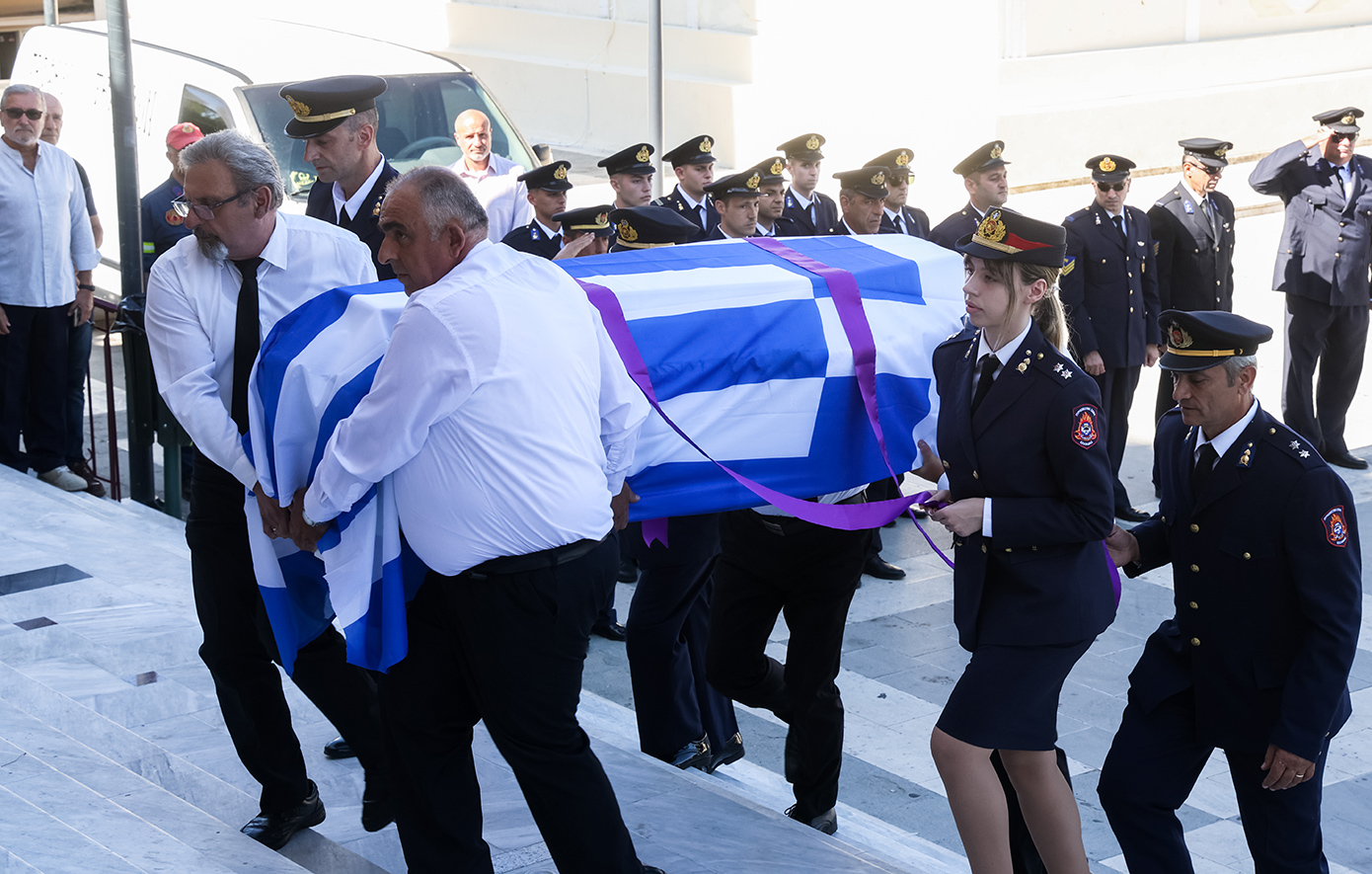 Θρήνος στην κηδεία του 27χρονου πυροσβέστη που πέθανε στο Γύθειο &#8211; Τυλιγμένο με την ελληνική σημαία το φέρετρο