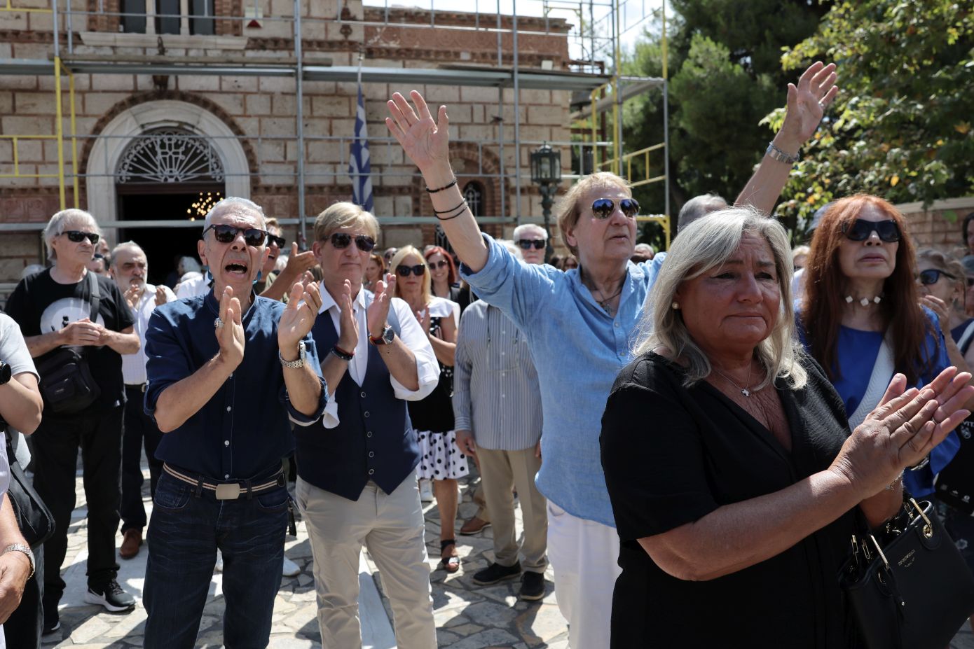 «Αθάνατη!»: Το τελευταίο χειροκρότημα στη Μαίρη Λίντα στο Γηροκομείο Αθηνών &#8211; Στο Α΄ Νεκροταφείο η ταφή της