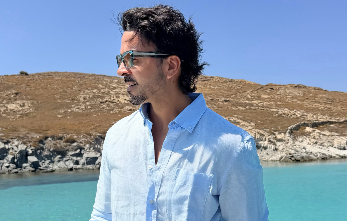 Ο Λούις Φόνσι κάνει διακοπές στη Μύκονο &#8211; Η βόλτα με σκάφος στη Ρήνεια και το σπάσιμο πιάτων