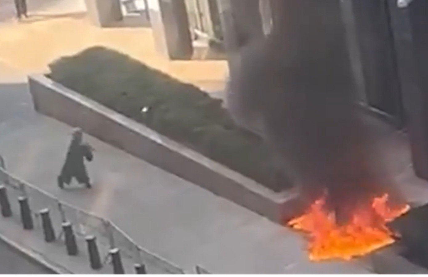 Οπλισμένος με τσεκούρια και πυροτεχνήματα έβαλε φωτιά έξω από ομοσπονδιακό κτήριο στη Νέα Υόρκη
