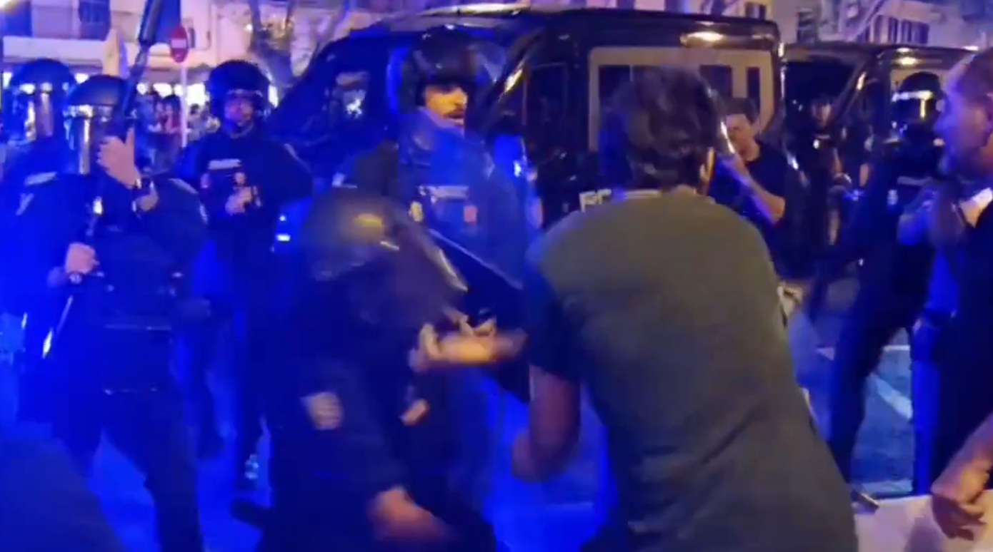 Συγκρούσεις και πλαστικές σφαίρες στη Μαγιόρκα: Διαδηλωτές κατά του υπερτουρισμού συγκρούστηκαν με την αστυνομία