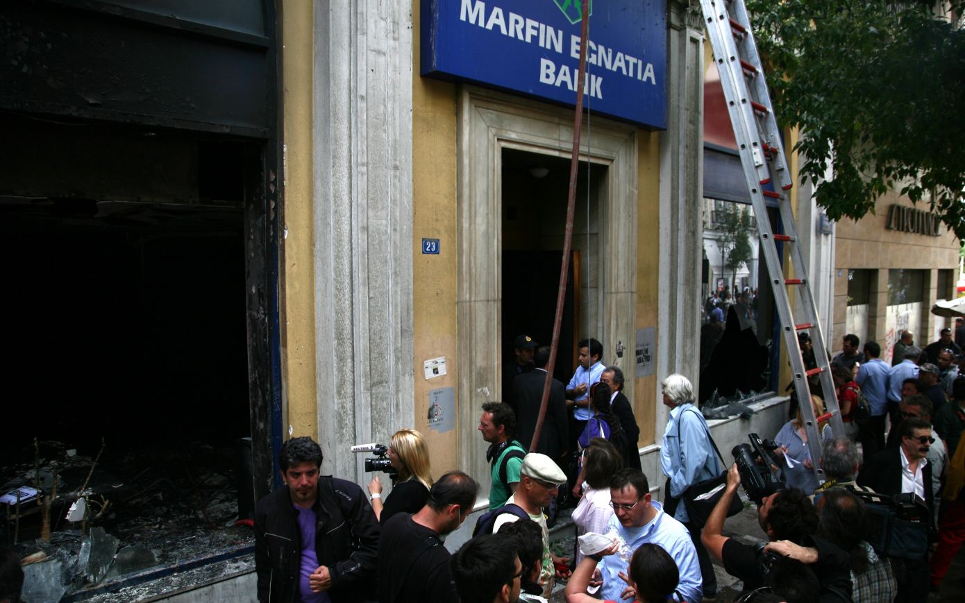 «Είχαν στολή κανονική»: Η μαρτυρία του δημοσιογράφου που «έπιασε» πρώτος με τον φακό τους «5» της Marfin
