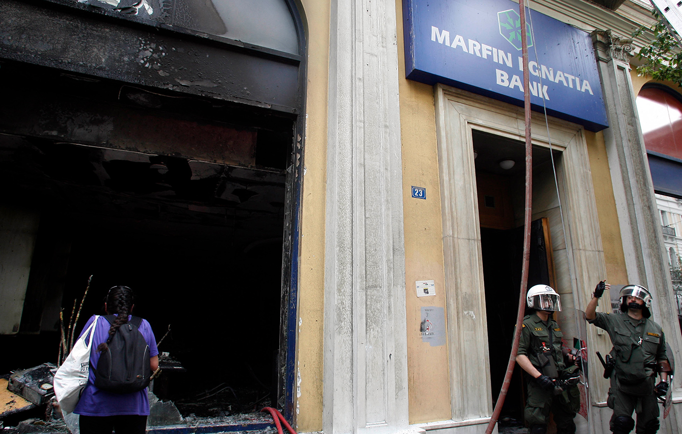 Υπόθεση Marfin: Σήμερα στην Ελλάδα, αύριο σε εισαγγελέα και ανακριτή η 46χρονη &#8211; Σε Μαλανδρίνο και Ναύπλιο οι άλλοι δύο κατηγορούμενοι