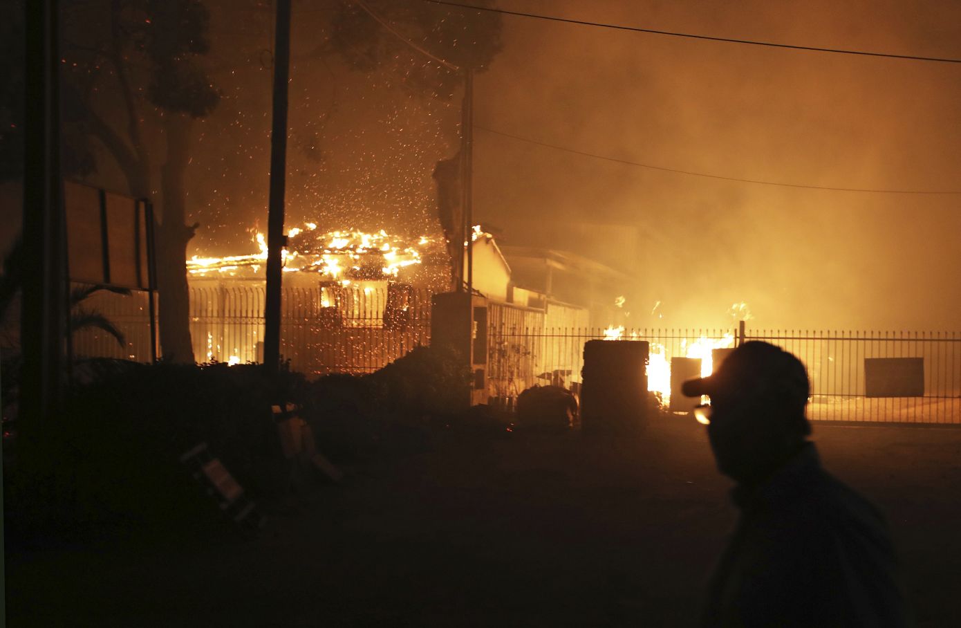 Μπήκαν στη θάλασσα για να ζήσουν &#8211; Το χάος και ο πανικός όταν ξέσπασε η φονική πυρκαγιά στο Μάτι