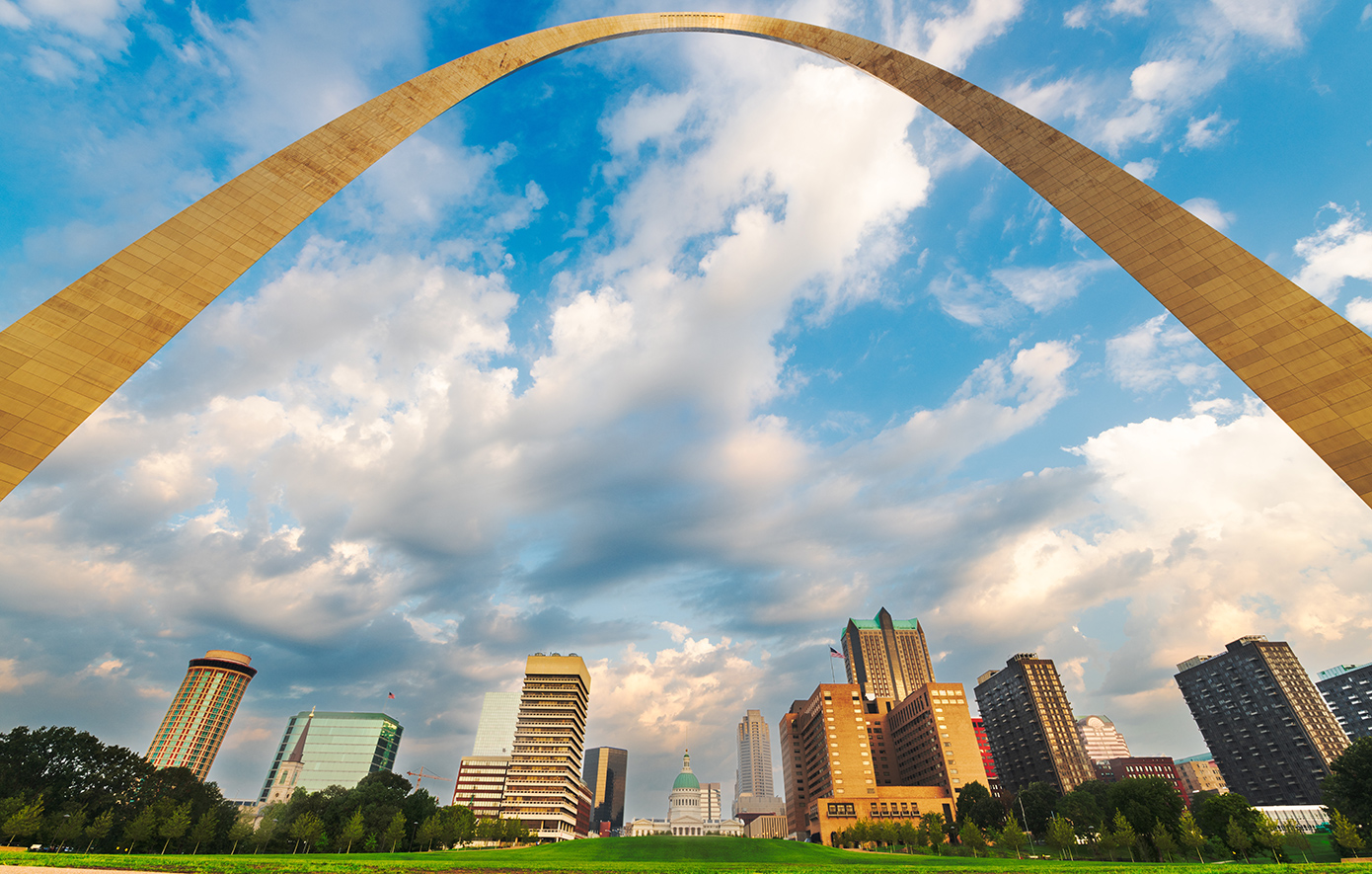 Gateway Arch: Η πύλη που αγγίζει τον ουρανό – Ένα από τα πιο εμβληματικά μνημεία της αμερικανικής αρχιτεκτονικής