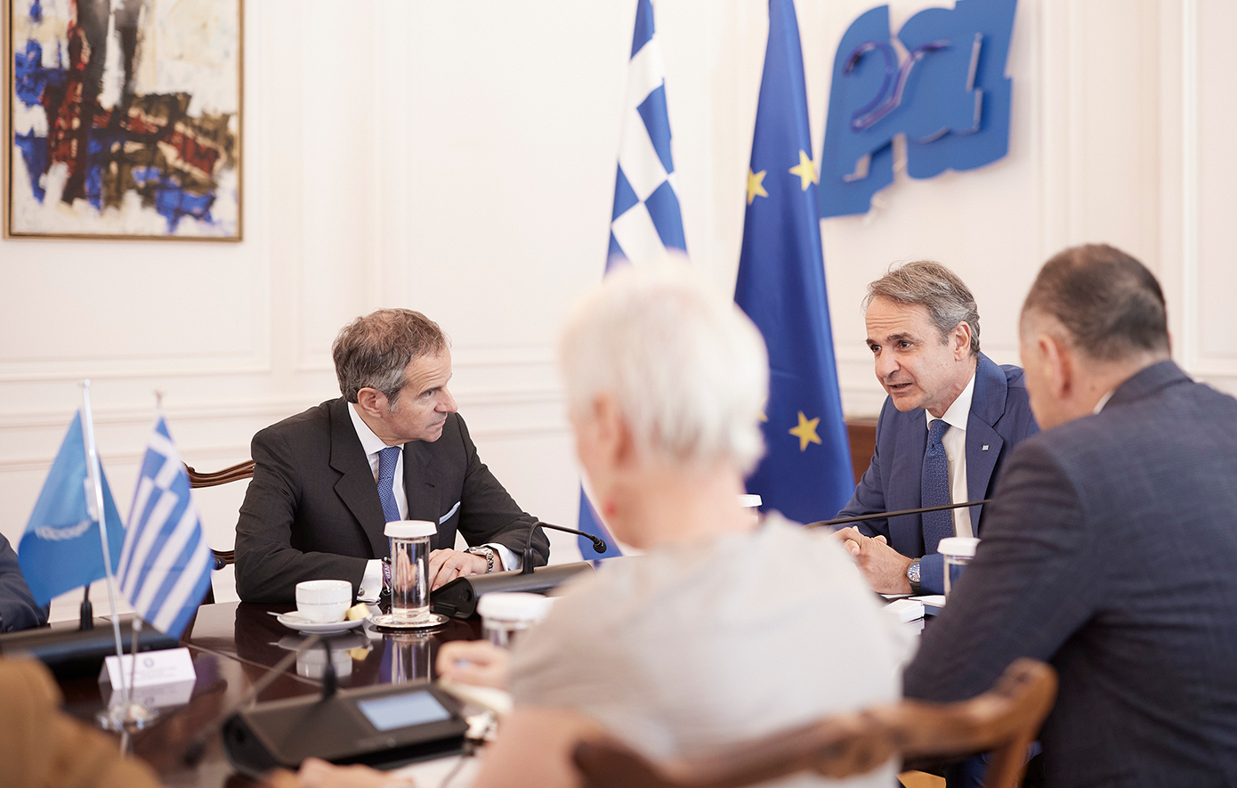 Συνάντηση Μητσοτάκη με τον γενικό διευθυντή του Διεθνούς Οργανισμού Ατομικής Ενέργειας και υποψήφιο επικεφαλής του ΟΗΕ, Ραφαέλ Γκρόσι