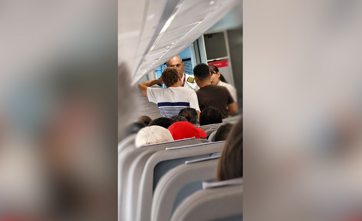 Ένταση σε πτήση από τη Μύκονο για Νάπολη – Επιβάτες σηκώθηκαν μέσα στο αεροπλάνο και αρνούνταν να καθίσουν στις θέσεις τους