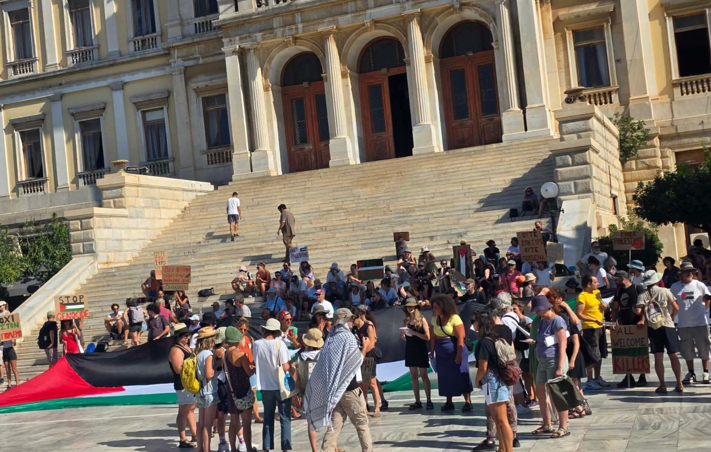 Νέα αναταραχή στη Σύρο από το κρουαζιερόπλοιο ισραηλινών συμφερόντων &#8211; Διαδηλώσεις από τους κατοίκους
