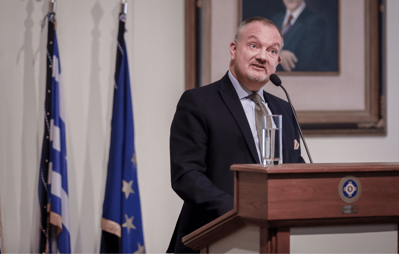 Ο Βρετανός πρέσβης που ερωτεύτηκε την Ελλάδα: Ο Μάθιου Λοτζ αποχαιρετά τη χώρα μας τον Σεπτέμβριο