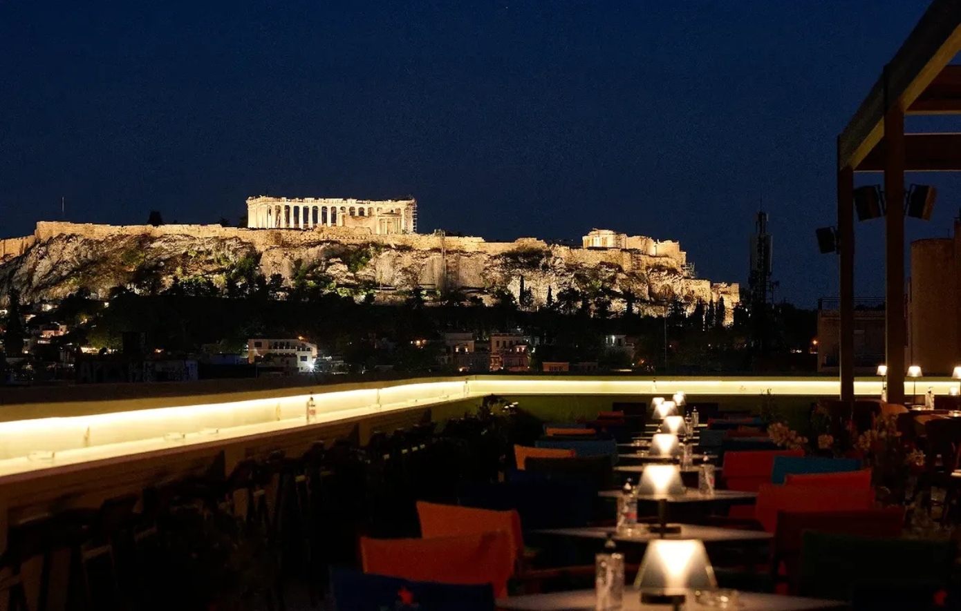Σε αυτές τις ταράτσες της Αθήνας, η έξοδος για δροσερό κοκτέιλ είναι σκέτη μαγεία