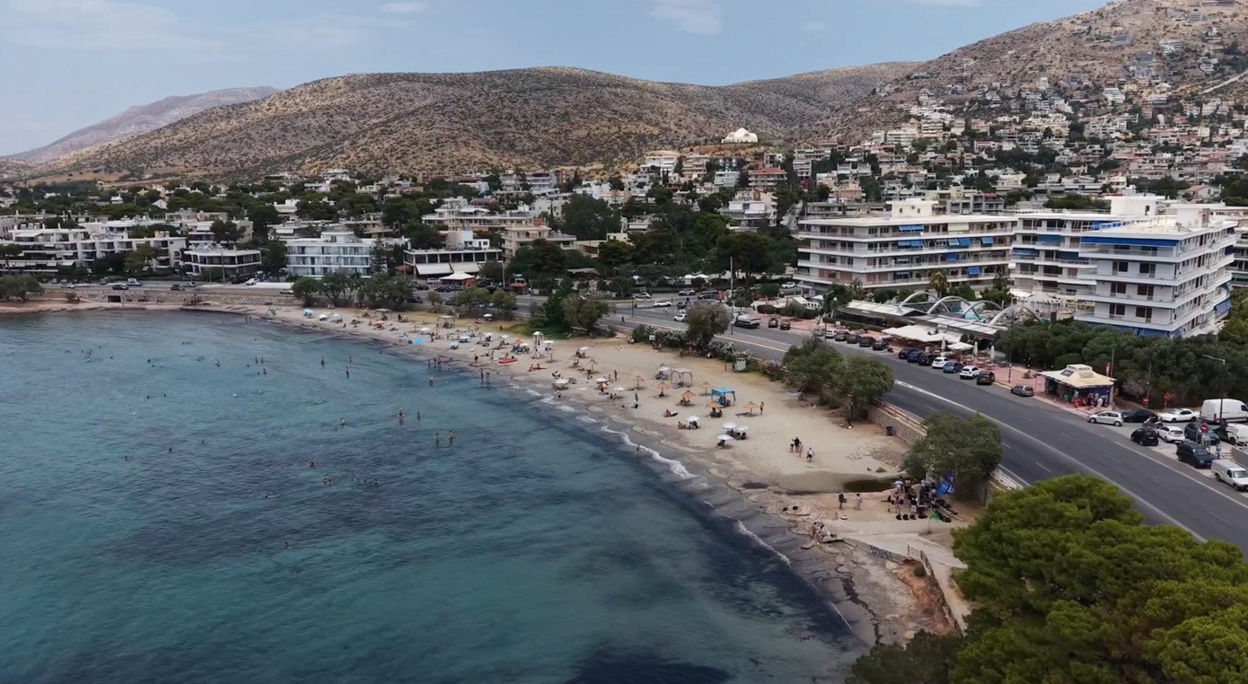 Απόβαση στις παραλίες της Αττικής με ιδανικές καιρικές συνθήκες: Πώς θα είναι ο καιρός την Κυριακή &#8211; Δείτε βίντεο από drone