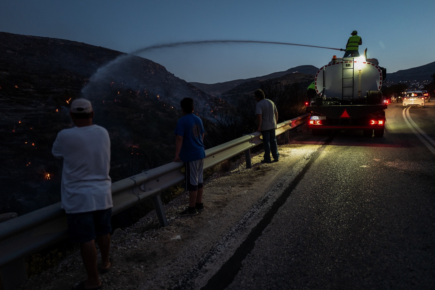 Ολονύχτια μάχη με τις επικίνδυνες αναζωπυρώσεις στην Πάρο: Κάηκαν σπίτια, αποθήκες και ζώα