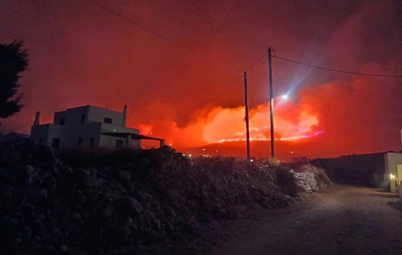 Ολονύχτια μάχη με τις φλόγες στην Πάρο: Εκκενώθηκαν εννέα οικισμοί, νέα μηνύματα του 112 &#8211; Ενισχύονται οι πυροσβεστικές δυνάμεις