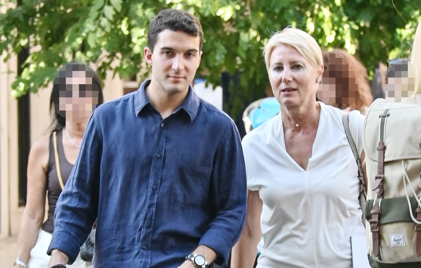 Νατάσα Παζαΐτη: Βόλτα στο κέντρο της Αθήνας μαζί με τον γιο της, Αλέξανδρο Καραμανλή