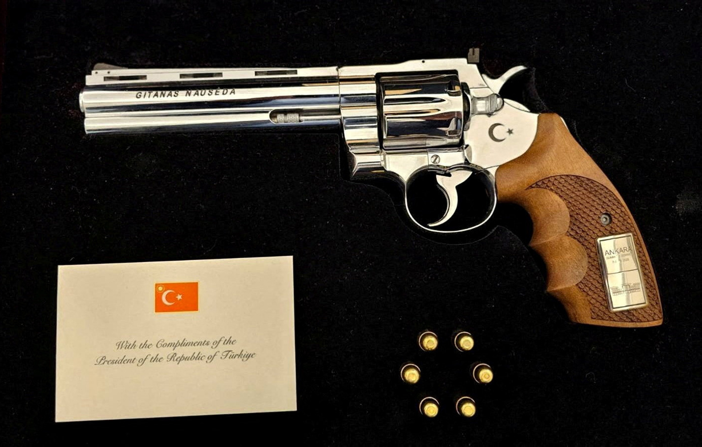 Τα πιστόλια με πραγματικές σφαίρες που χάρισε ο Ερντογάν στους ηγέτες της Ευρώπης στη Σύνοδο του ΝΑΤΟ