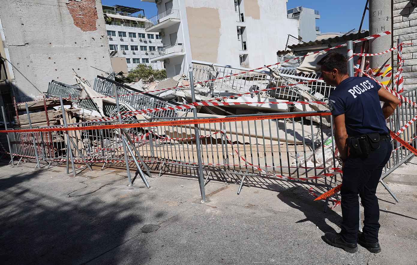 Συνεχίζονται οι έρευνες για την κατάρρευση της πολυκατοικίας στα Πετράλωνα &#8211; Κλιμάκιο πραγματογνωμόνων της Πολεοδομίας θα διερευνήσει τα αίτια
