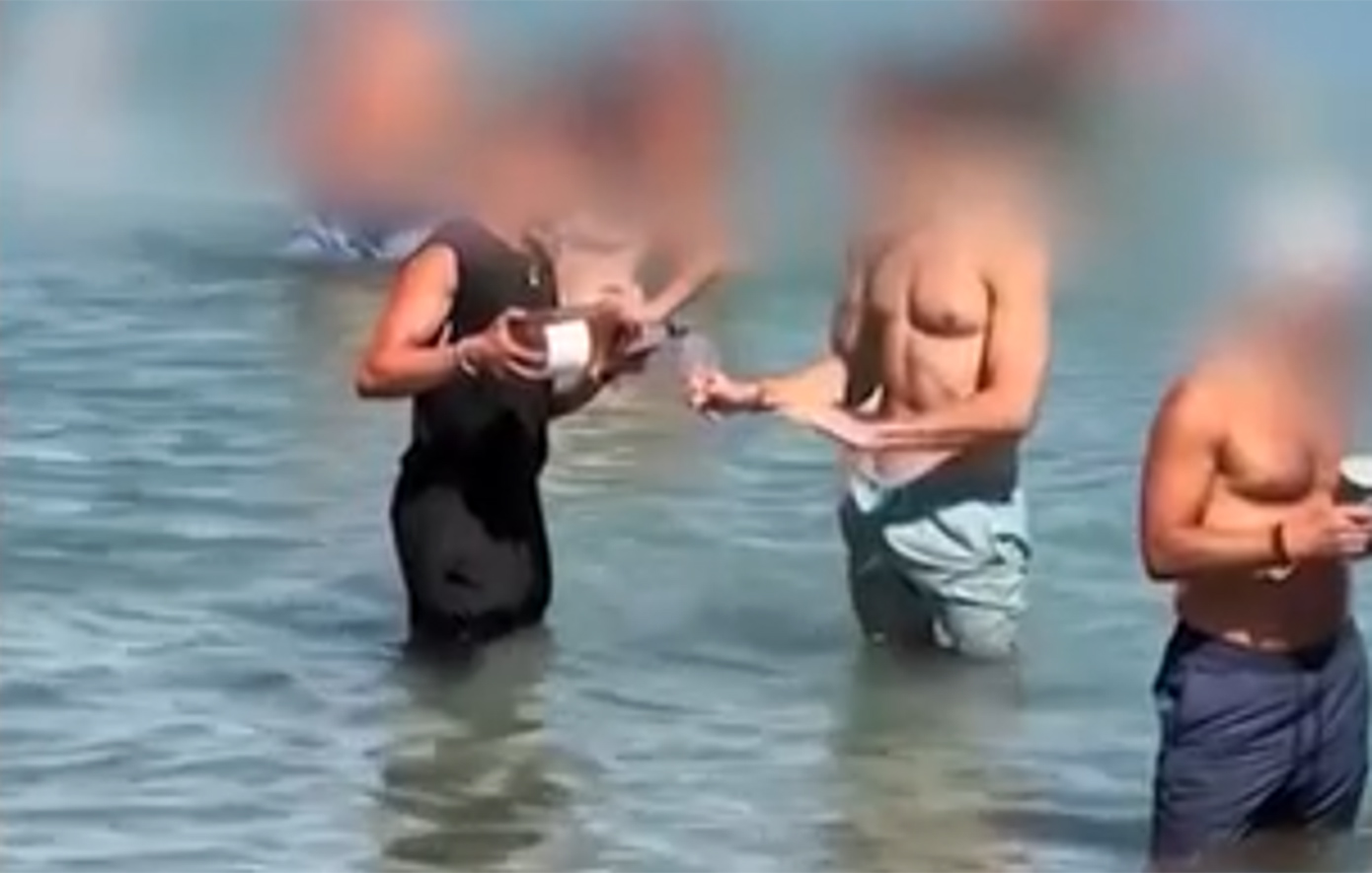 Αντιδράσεις για βίντεο που δείχνει σερβιτόρο να γεμίζει ποτήρια πελατών μέσα στη θάλασσα στην Πάρο