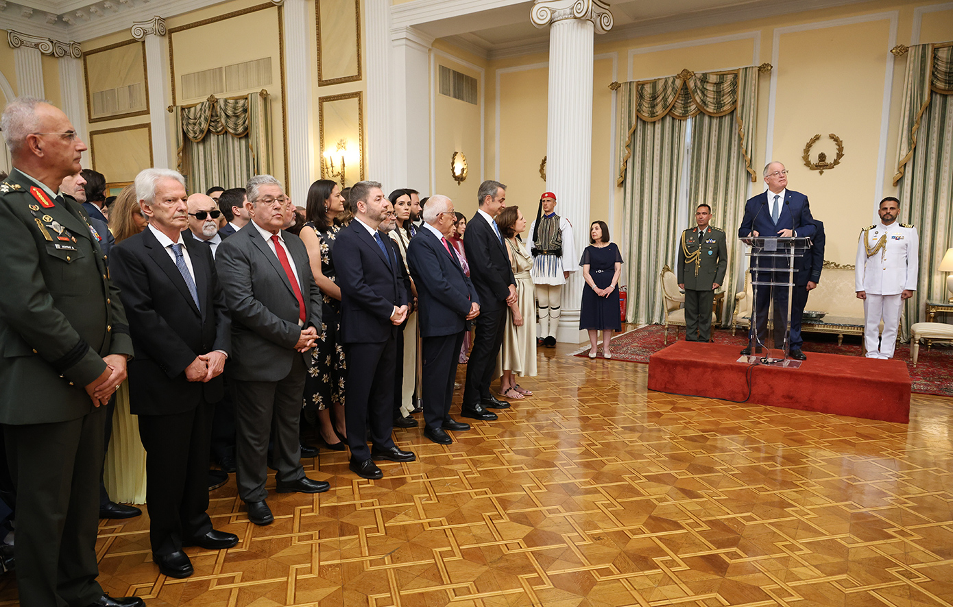 Η δεξίωση στο Προεδρικό Μέγαρο για την 52η επέτειο αποκατάστασης της Δημοκρατίας &#8211; Μήνυμα ενότητας από τον Κωνσταντίνο Τασούλα