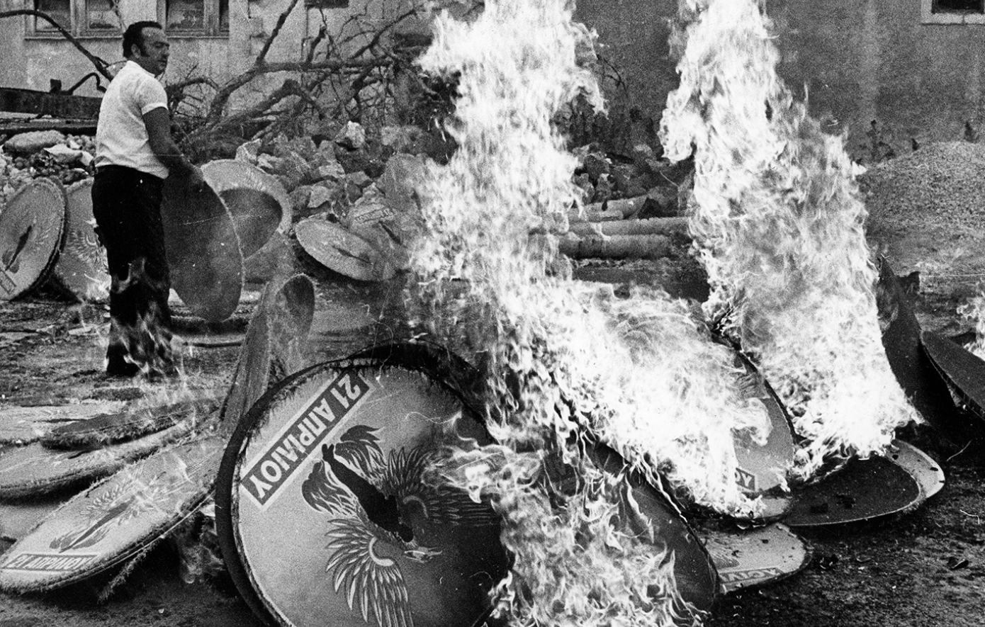 Σαν σήμερα 24 Ιουλίου: Η πτώση της Χούντας και η νύχτα που άρχισε η Μεταπολίτευση