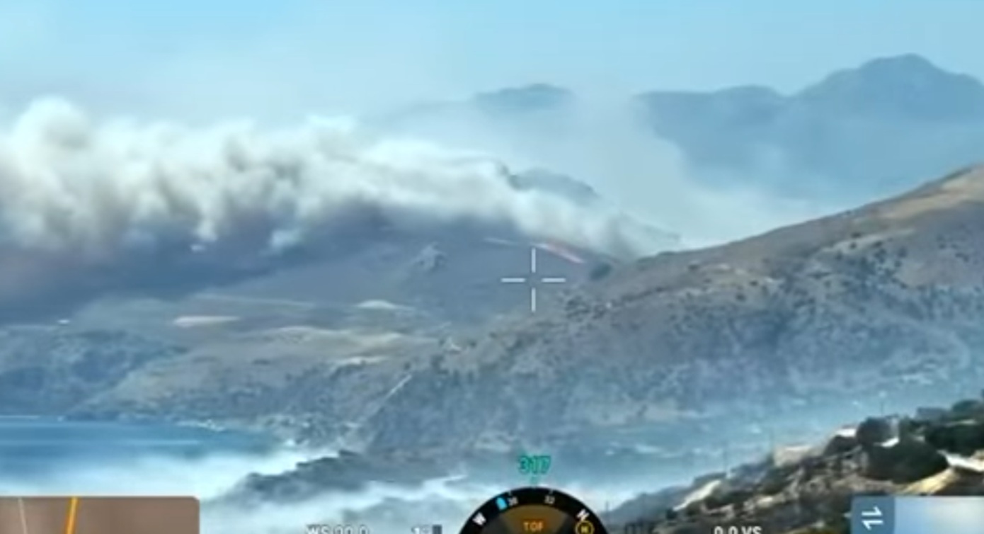 Στο έλεος της φωτιάς όλο το νότιο κομμάτι του Ρεθύμνου: Κάτοικοι τρέχουν στη θάλασσα &#8211; Απόκοσμο τοπίο με στάχτες και καμμένες εκτάσεις