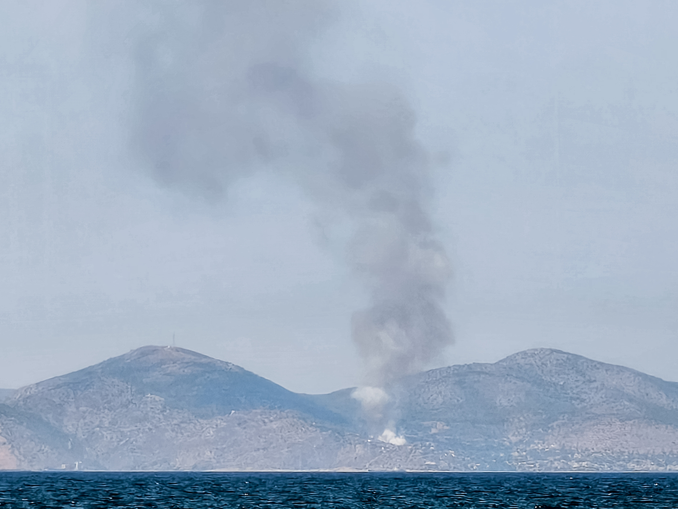 Μεγάλη φωτιά κοντά σε σπίτια στα Σελίνια Σαλαμίνας &#8211; Μήνυμα του 112 στους κατοίκους &#8211; Σηκώθηκαν εναέρια μέσα